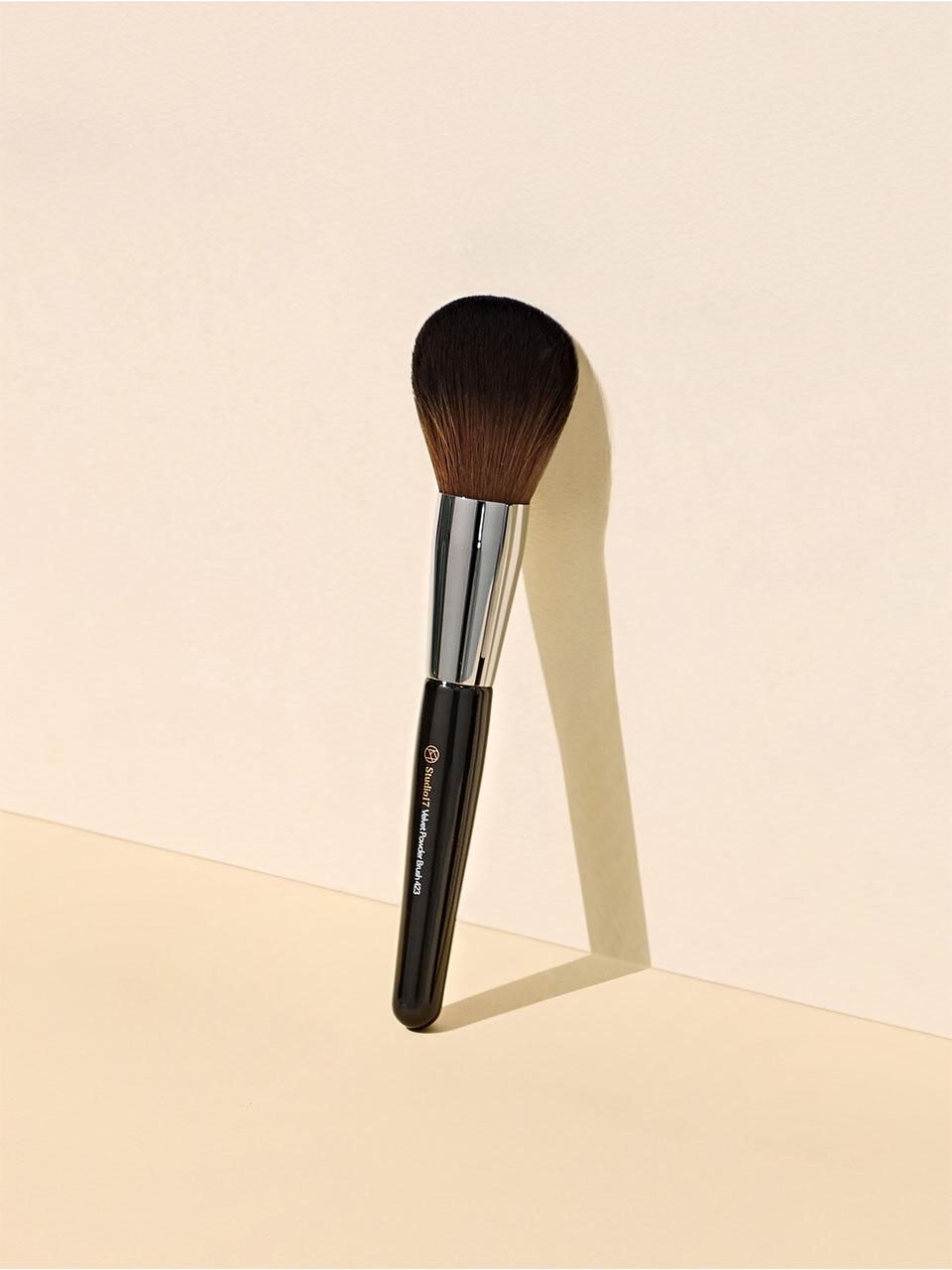 Studio17 Velvet Powder Brush 423